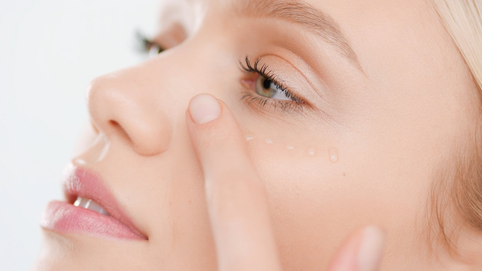 5 Beauty Tips to make the skin around the eyes look youthful