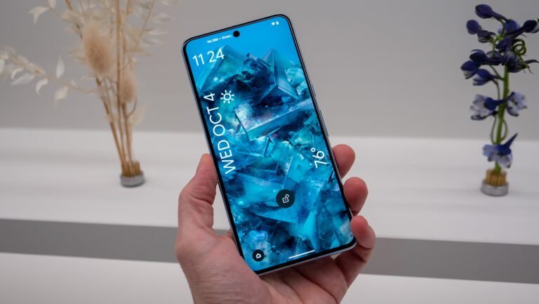 Top 10 Most Dangerous Things People Do With Their Smartphone